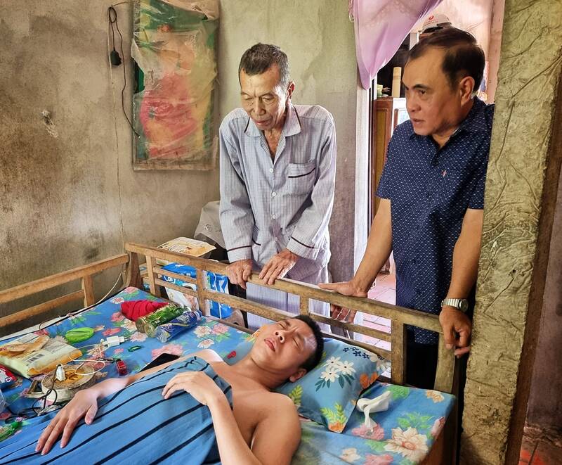Cha già gần 80 tuổi, chăm sóc con trai bị tay nạn nằm liệt gần 10 năm qua. Ảnh: Hoàng Lộc