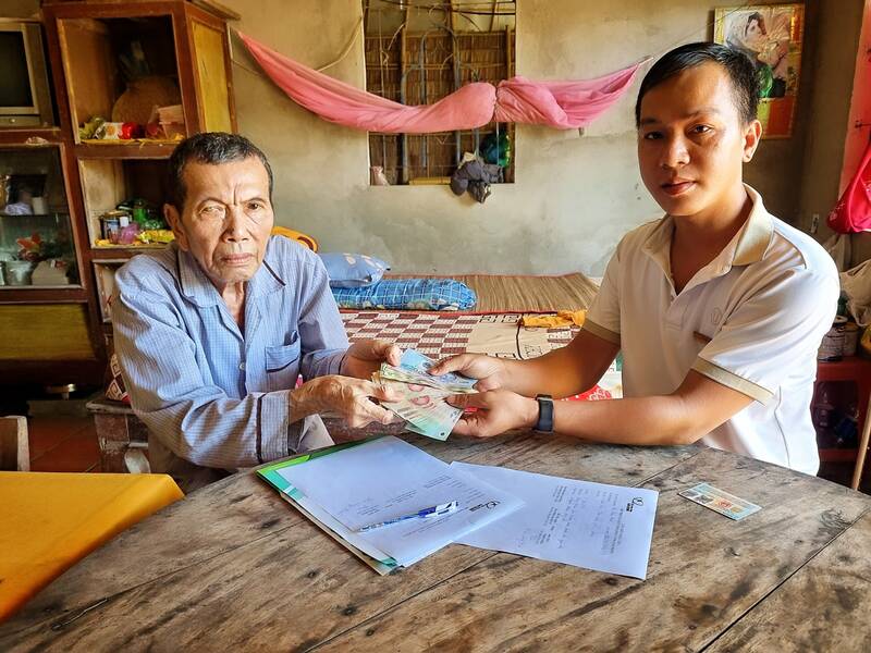 Quỹ XHTT Tấm lòng Vàng đã trao số tiền của bạn đọc Báo Lao Động đóng góp gửi đến anh Hà Minh Phải, ở tỉnh Vĩnh Long. Ảnh: Hoàng Lộc