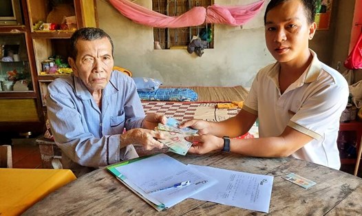 Quỹ XHTT Tấm lòng Vàng đã trao số tiền của bạn đọc Báo Lao Động đóng góp gửi đến anh Hà Minh Phải, ở tỉnh Vĩnh Long. Ảnh: Hoàng Lộc