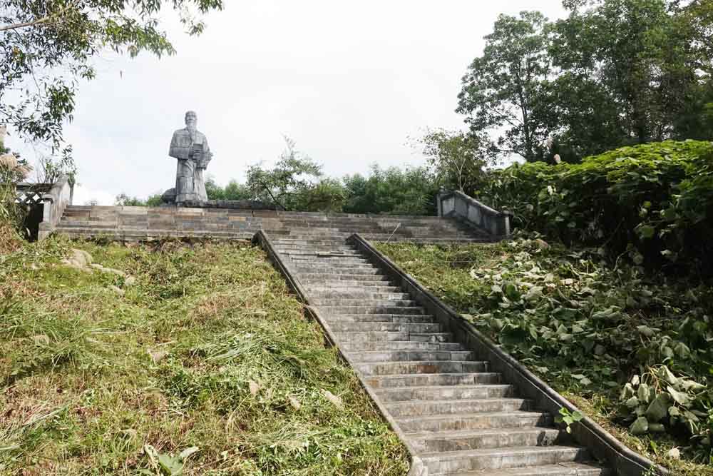 Tượng đài danh y Hải Thượng Lãn Ông ở trên núi, để lên được đến tượng phải leo 220 bậc tam cấp. Ảnh: Trần Tuấn.