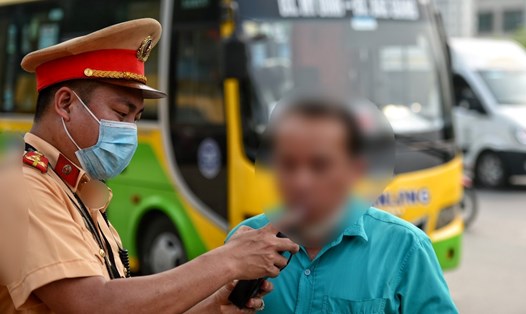 Cảnh sát giao thông đo nồng độ cồn ở Hà Nội. Ảnh: Xuyên Đông