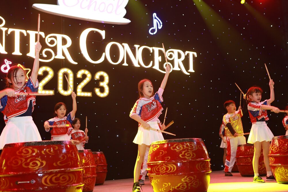 Thái Linh (Lớp 3T) tự tin dẫn dắt tiết mục trống khuấy động đêm nhạc hội.                        Ảnh: TH School 