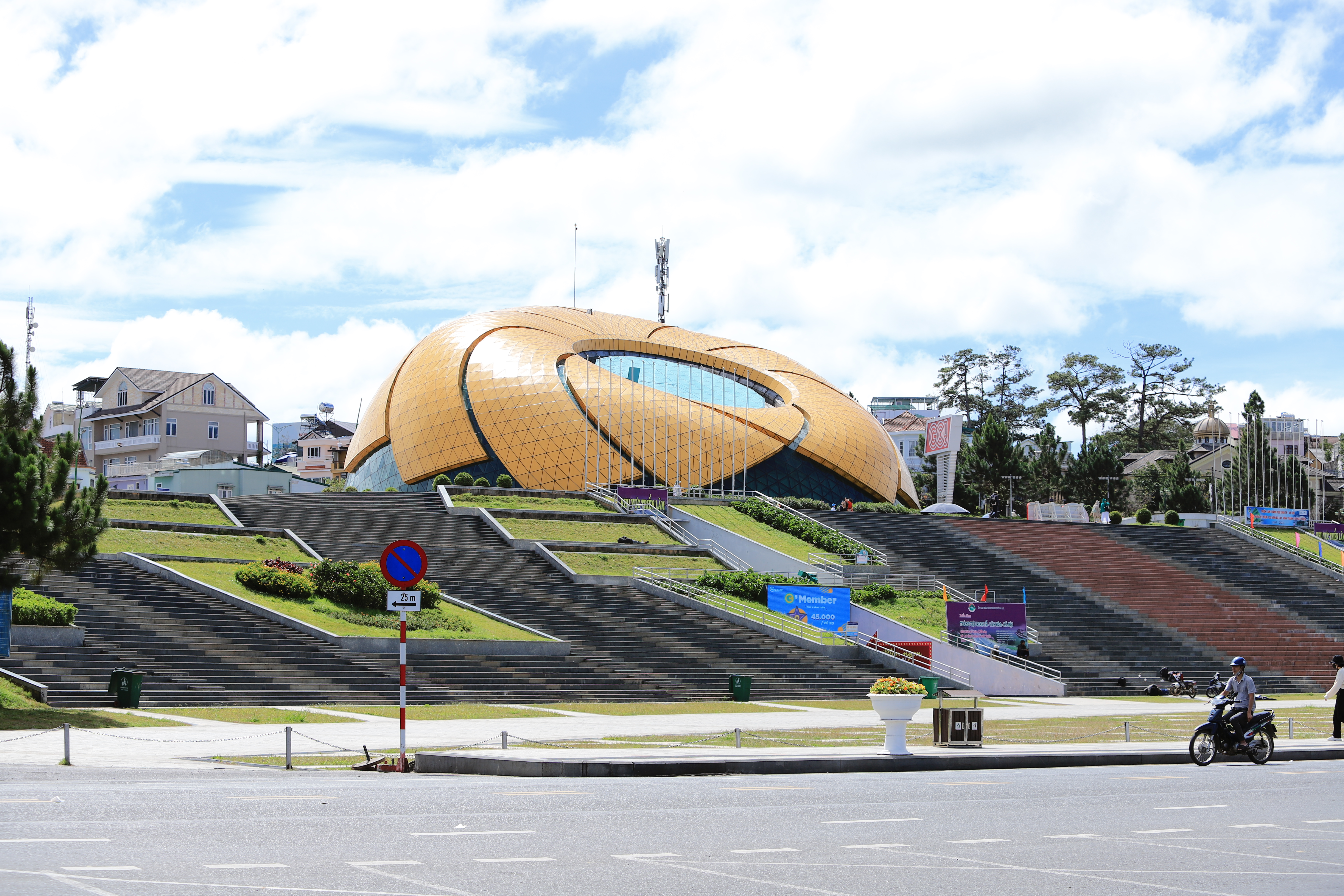 Quảng trường Lâm Viên ở Đà Lạt được xây dựng từ năm 2009, phải thi công mất 6 năm công trình này mới hoàn thành và đi vào hoạt động vào năm 2016.