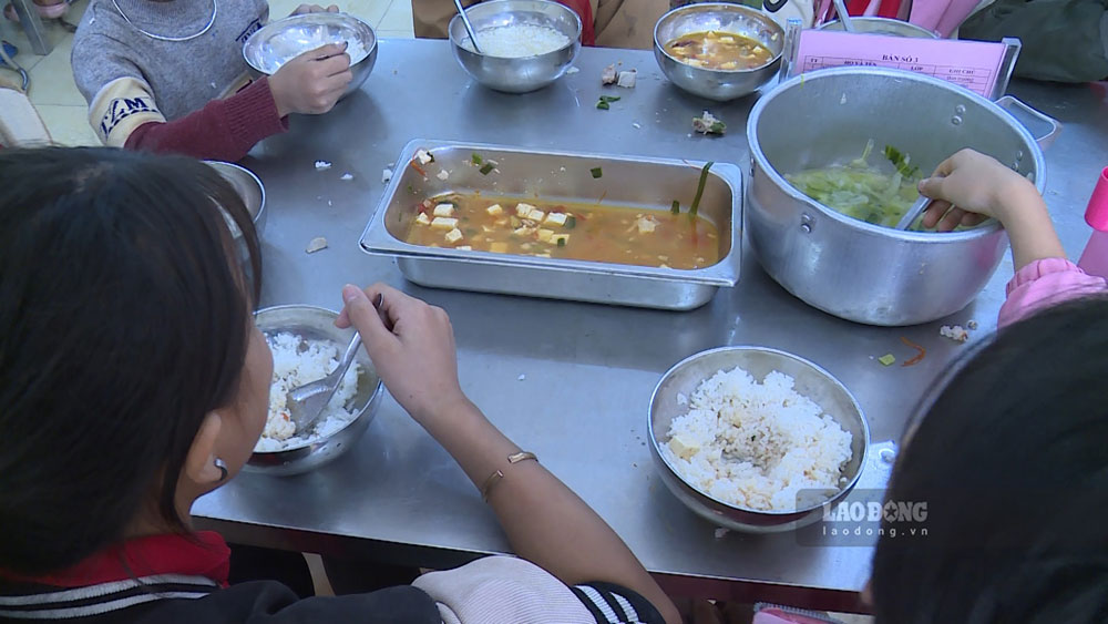 Trước đó, 173 học sinh Trường Phổ thông Dân tộc bán trú Tiểu học Hoàng Thu Phố 1 thường xuyên bị đói do ăn uống không đảm bảo chế độ. Ảnh: PV