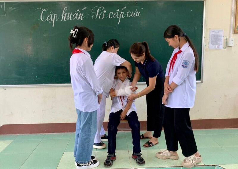 Buổi tập huấn sơ cứu cho học sinh của nhân viên y tế học đường. Ảnh: NVCC