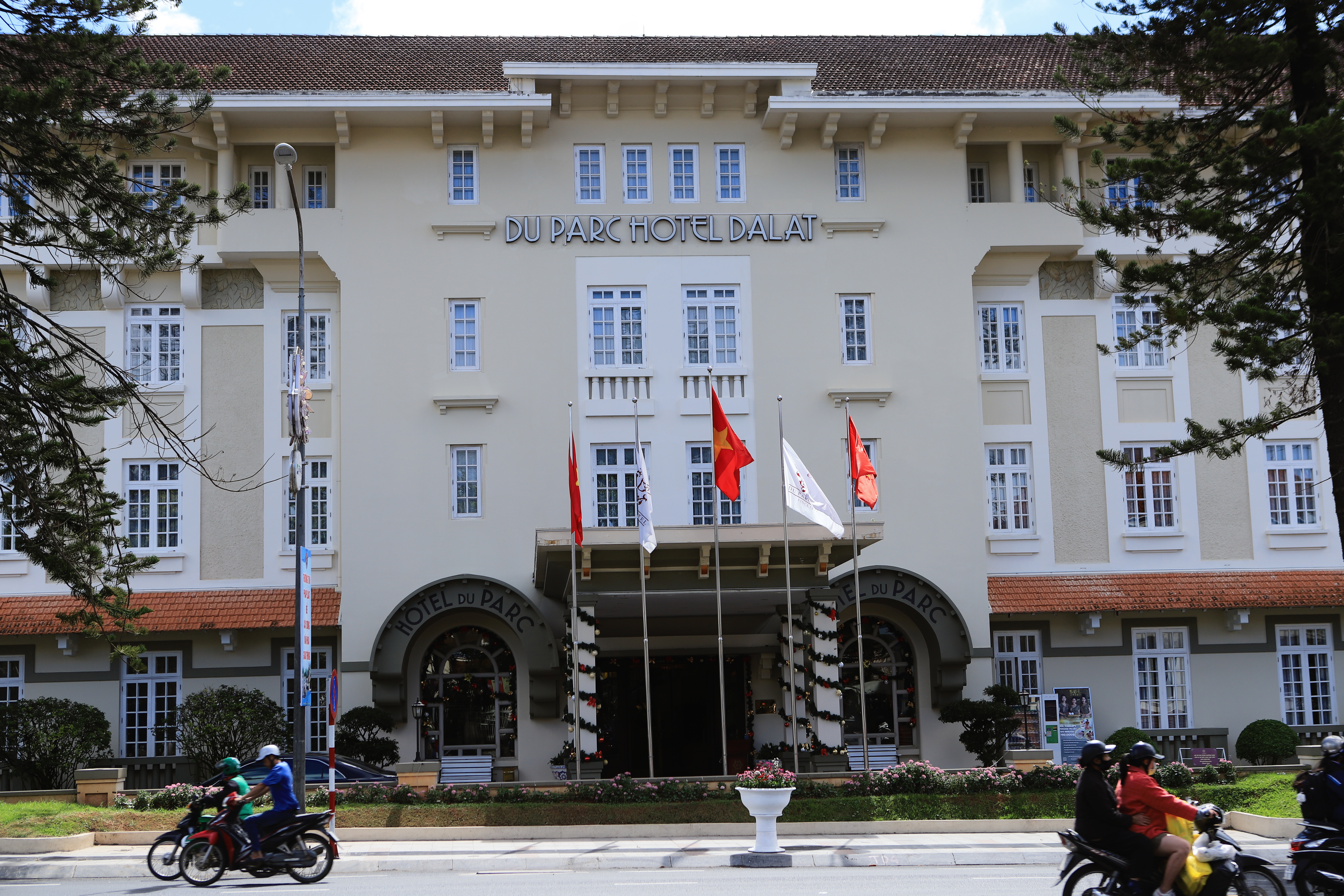 Nằm trong một tòa nhà được xây dựng từ những năm 1930 và đã được trùng tu, phục chế, khách sạn Du Parc Hotel Dalat đầy mộng mơ nằm ở trung tâm TP Đà Lạt.