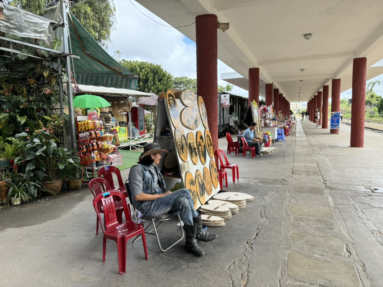 Anh Bạch Phong Vân, một họa sĩ đang hoạt động ở ga Đà Lạt. Ảnh: Phan Tuấn