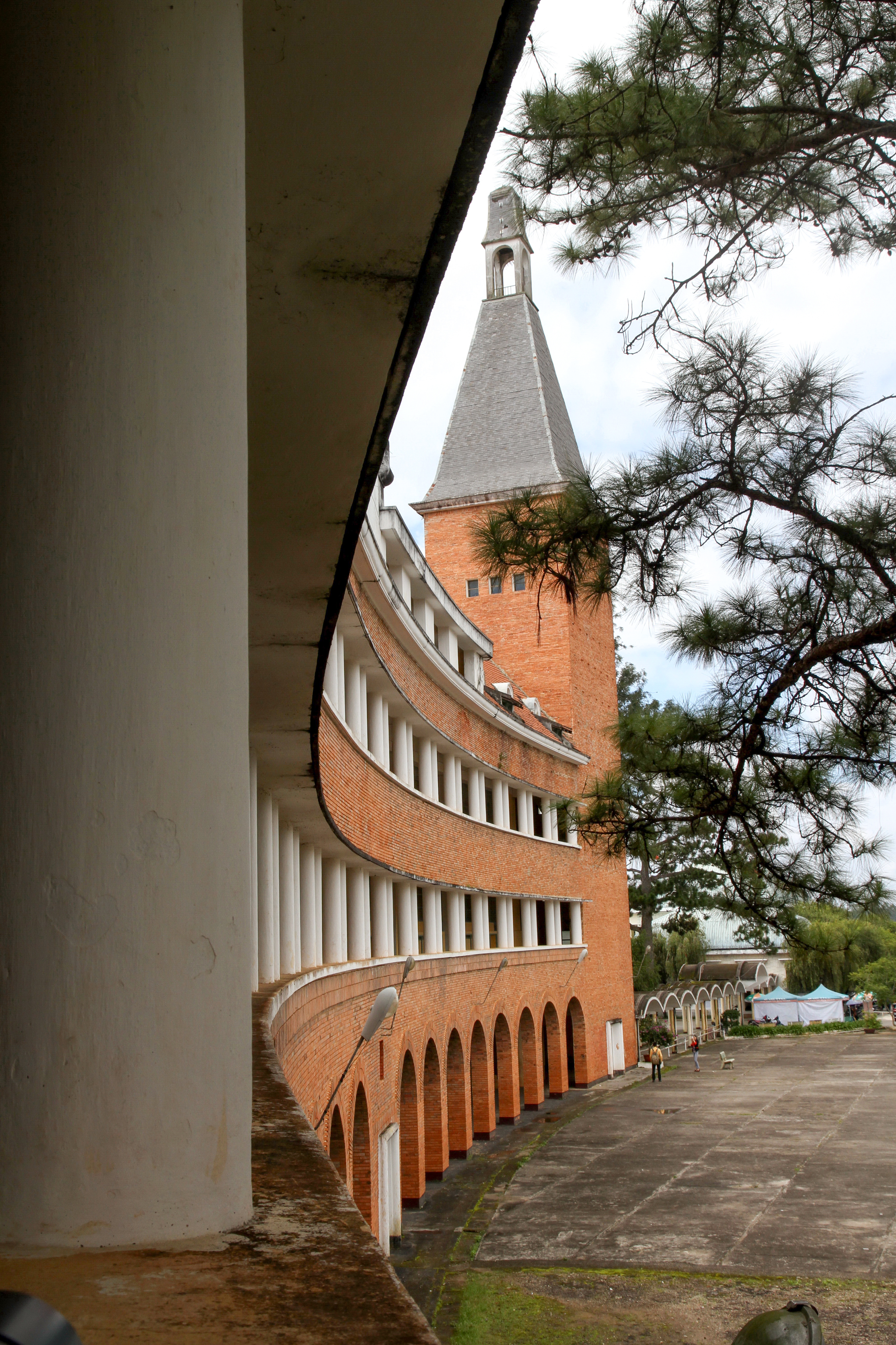 Trường Cao đẳng Sư phạm Đà Lạt còn được công nhận là di tích kiến trúc quốc gia.