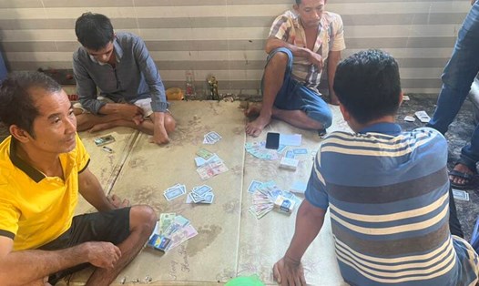 Nhóm đối tượng đánh bài ở thành phố Vĩnh Long. Ảnh: Công an cung cấp