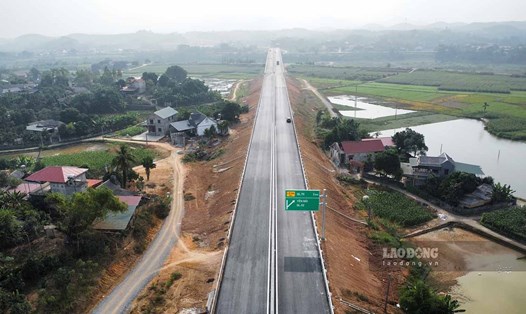 Cao tốc Tuyên Quang - Phú Thọ hiện đang hoàn thiện các phần việc cuối cùng để kịp khánh thành vào ngày 24.12 tới đây. Ảnh: Nguyễn Tùng.