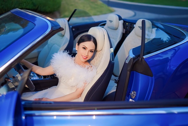 Ca sĩ Hà Phương hạnh phúc vì con gái đạt được thành tựu trong  học tập. Ảnh: NSCC.