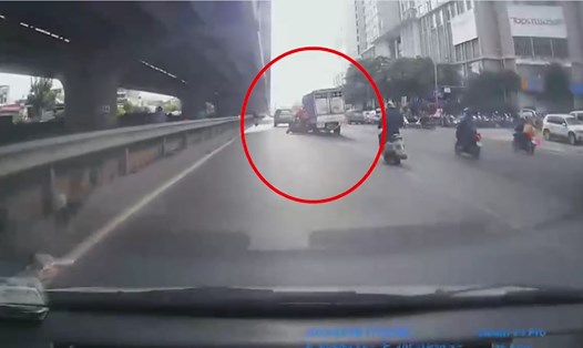 Ảnh cắt từ video xe tải ép ngã xe máy ở Hà Nội. Ảnh: NVCC