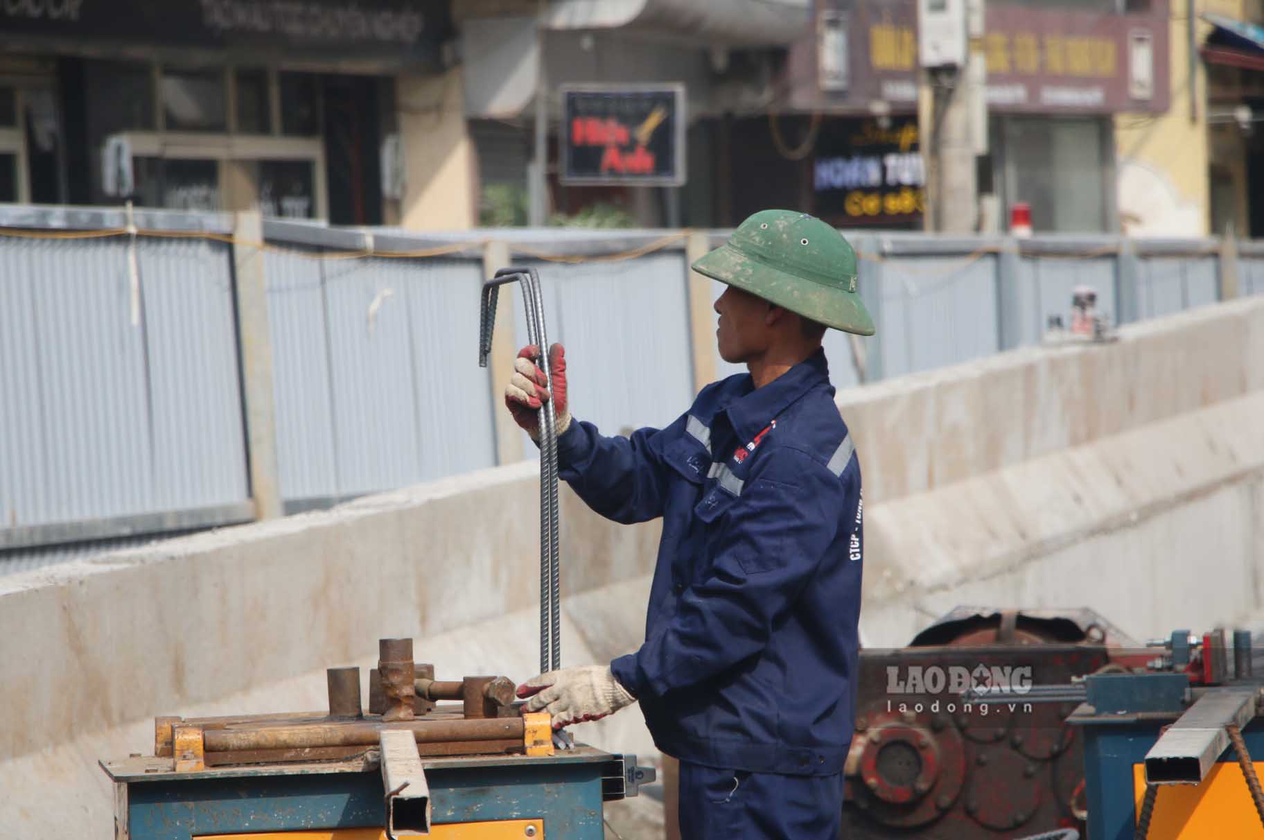 Trên công trường thường trực khoảng 40 công nhân, chia theo 3 ca trong ngày đảm bảo tiến độ dự án.