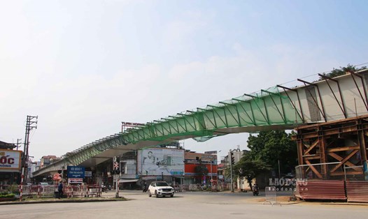 Hạng mục dầm cầu chính kết cấu thép, khối lượng 100 tấn của cầu vượt đường sắt Thái Nguyên đã được lắp đặt. 