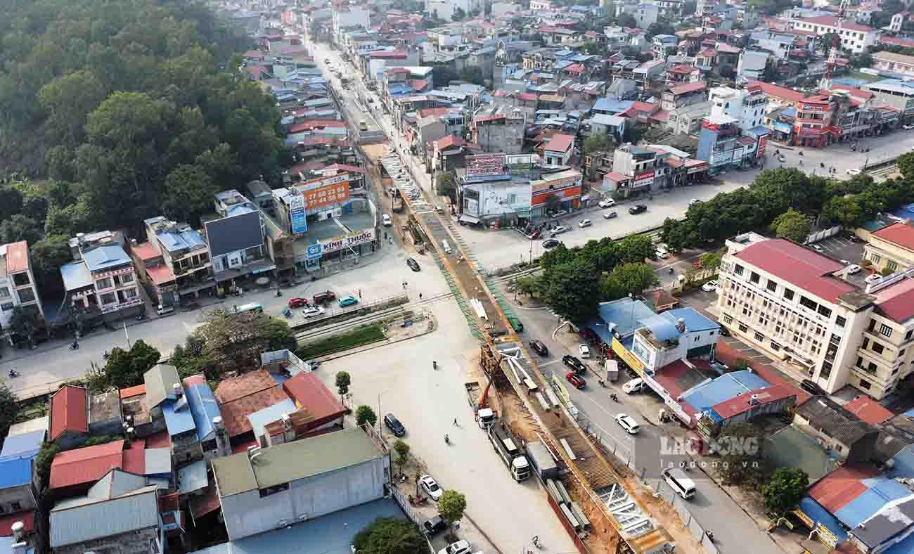 Sau hơn 5 tháng khởi công, đến nay những hạng mục chính của cầu vượt đường sắt Thái Nguyên tại nút giao đường Quang Trung, đường Hoàng Văn Thụ với đường Việt Bắc (TP Thái Nguyên) đã cơ bản hoàn thành. Cây cầu có chiều dài 620 m với 6 nhịp dầm thép liên hợp, tổng mức đầu tư 158 tỉ đồng. Ảnh: Nguyễn Tùng.