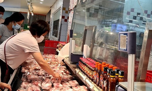 Giá lợn hơi giảm nhưng giá thịt lợn tại các chợ dân sinh vẫn cao vô lý. Ảnh: Vũ Long