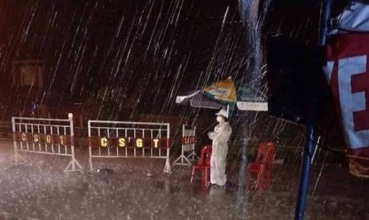 Một cán bộ dân số trực chốt trong đêm mưa bão. Hình ảnh được ghi lại trong thời điểm dịch COVID-19 đang diễn ra căng thẳng. Ảnh: Nhân vật cung cấp