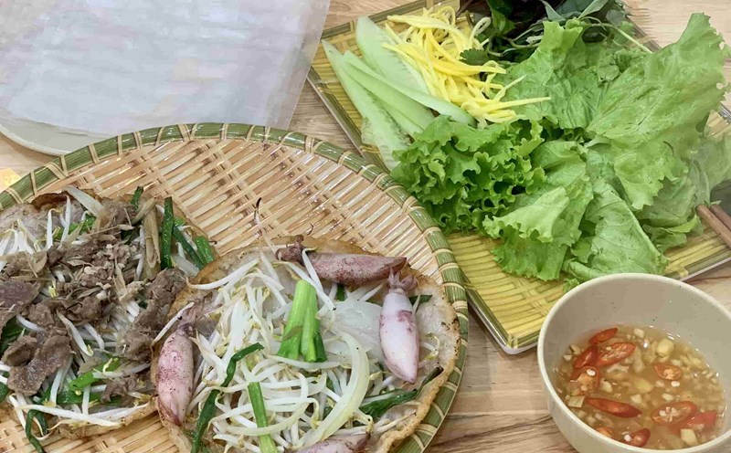 Món bánh xèo độc lạ giúp chủ quán bán hơn 500 chiếc mỗi ngày tại Hà Nội. Ảnh: Nhật Minh