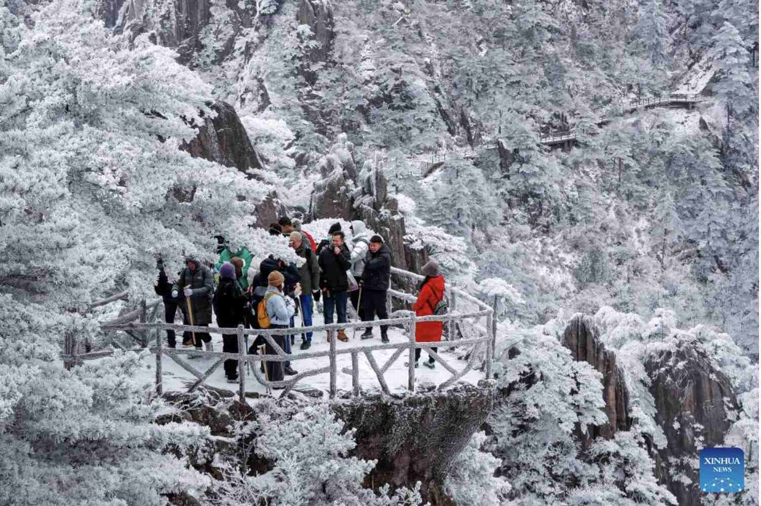 Du khách ngắm tuyết phủ tại Núi Hoàng Sơn. Ảnh: Xinhua
