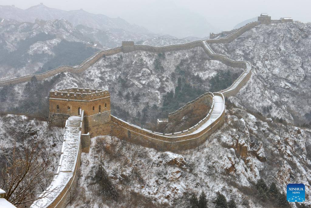 Tuyết phủ ở Kim Sơn Lĩnh - một đoạn của Vạn Lý Trường Thành - nằm ở vùng núi ở tỉnh Hà Bắc, Trung Quốc. Ảnh: Xinhua