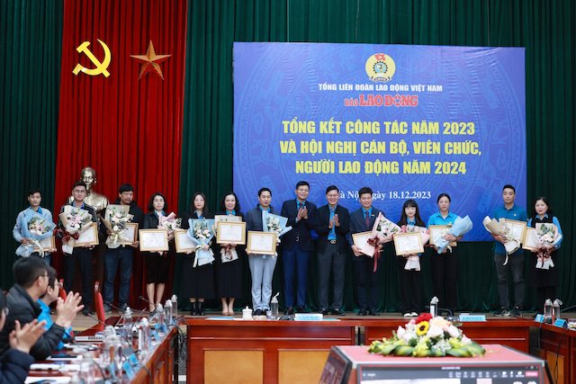 Các tập thể và cá nhân hoàn thành tốt nhiệm vụ và có nhiều nỗ lực trong công tác năm 2023 nhận Giấy khen của Báo Lao Động. Ảnh: Hải Nguyễn