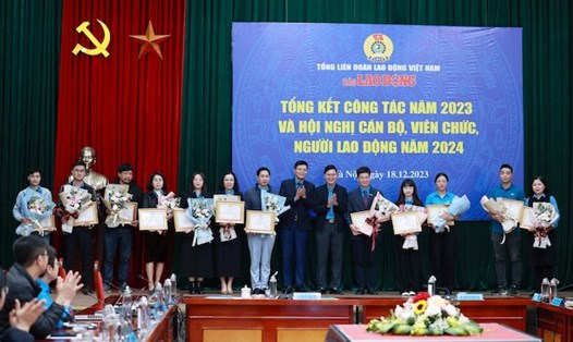 Các tập thể và cá nhân hoàn thành tốt nhiệm vụ và có nhiều nỗ lực trong công tác năm 2023 nhận Giấy khen của Báo Lao Động. Ảnh: Hải Nguyễn
