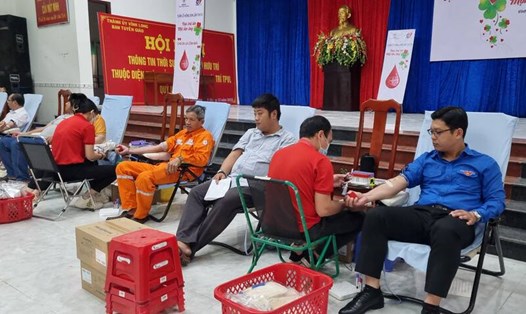 Người dân chủ động sắp xếp thời gian, công việc đến với hiến máu tình nguyện khi nắm thông tin qua mạng xã hội. Ảnh: Hoàng Lộc
