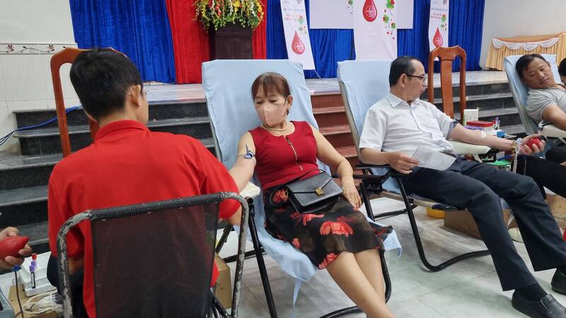 Người dân nhận được thông báo hiến máu tình nguyện thông qua mạng xã hội. Ảnh: Hoàng Lộc
