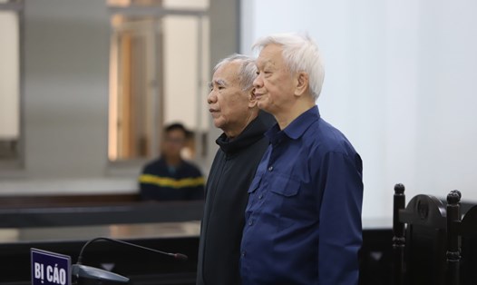 Bị cáo Nguyễn Chiến Thắng (ảnh phải) và bị cáo Đào Công Thiên tại phiên toà. Ảnh: Hữu Long