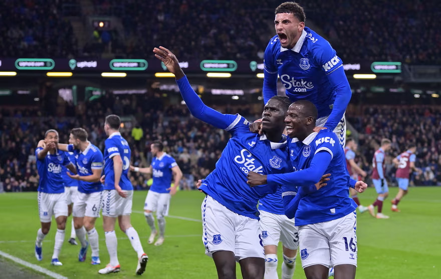 Everton trở lại mạnh mẽ sau án phạt trừ 10 điểm.  Ảnh: AFP