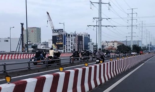Đoàn môtô phân khối lớn đi vào làn ôtô trên cầu Bình Lợi. Ảnh: Người dân cung cấp