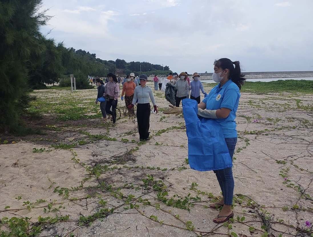 Đoàn viên công đoàn tham gia hưởng ứng chiến dịch làm sạch bãi biển ở đảo Phú Quý. Ảnh: Thiện Tâm