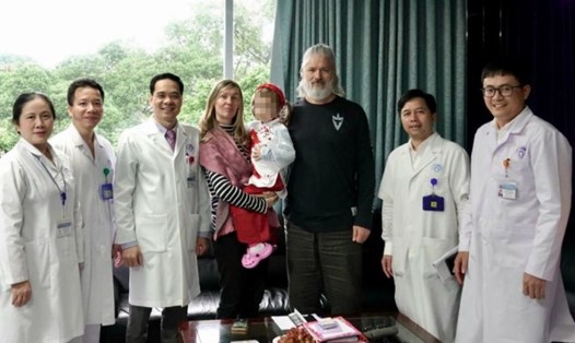 Gia đình bệnh nhi người Australia chụp ảnh kỷ niệm cùng các bác sĩ Việt Nam. Ảnh: Bệnh viện Đa khoa Xanh Pôn