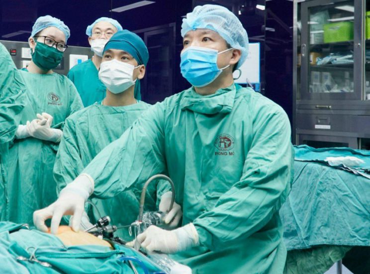 Các bác sĩ Bệnh viện Đa khoa Xanh Pôn thực hiện ca phẫu thuật cho bệnh nhi người Australia. Ảnh: Bệnh viện Đa khoa Xanh Pôn