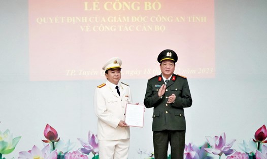 Lãnh đạo Công an tỉnh Tuyên Quang chúc mừng Thượng tá Nguyễn Văn Mậu (bên trái) nhận Quyết định điều động, giữ chức vụ Trưởng Công an thành phố Tuyên Quang. Ảnh: Ngọc Bích.