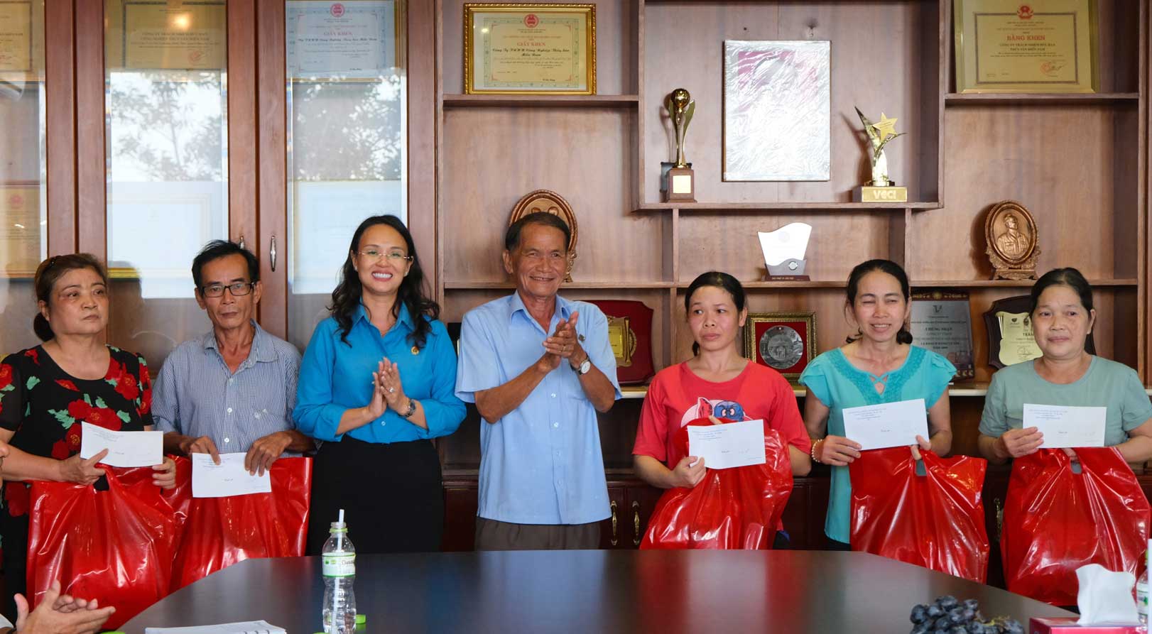 Chủ tịch LĐLĐ TP Cần Thơ - Lê Thị Sương Mai đến thăm và trao quà cho công nhân lao động tại công ty TNHH Công nghiệp Thủy sản Miền Nam. Ảnh: Mỹ Ly
