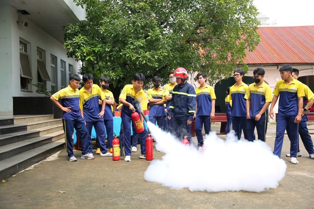 Học sinh tại TPHCM thực tập xử lý tình huống phòng cháy, chữa cháy. Ảnh PC07