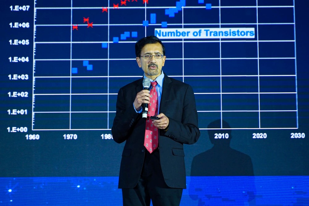 TS. Sadasivan Shankar, chuyên gia hàng đầu về công nghệ bán dẫn tại Đại học Stanford (Mỹ) chia sẻ tại Tọa đàm Công nghệ bán dẫn sáng ngày 18/12. Ảnh: Ngọc Quỳnh