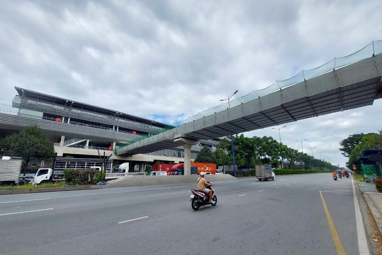 Cầu bộ hành kết nối Ga công nghệ cao tuyến Metro số 1 dần hoàn thành.  Ảnh: Minh Quân