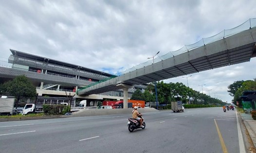 Cầu bộ hành kết nối Ga công nghệ cao tuyến Metro số 1 dần hoàn thành.  Ảnh: Minh Quân