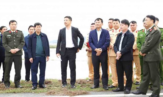 Giám đốc Công an tỉnh Hà Tĩnh (thứ 5 từ trái sang) kiểm tra hiện trường vụ tai nạn. Ảnh: Công an Hà Tĩnh.