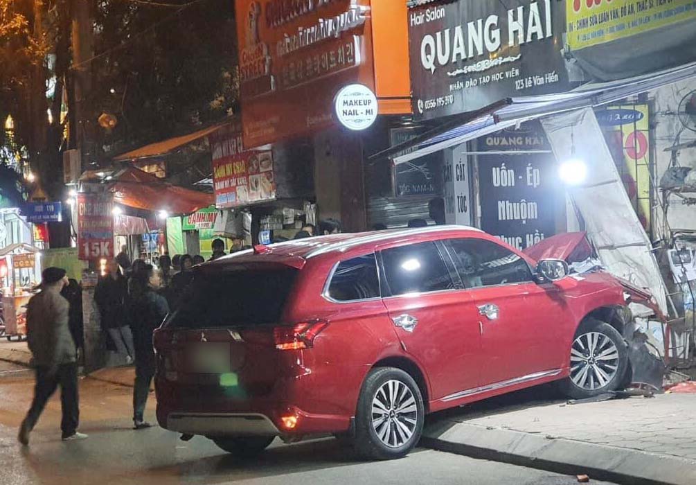 Hiện trường vụ tai nạn giao thông giữa 2 ôtô tải khiến 4 người bị thương
