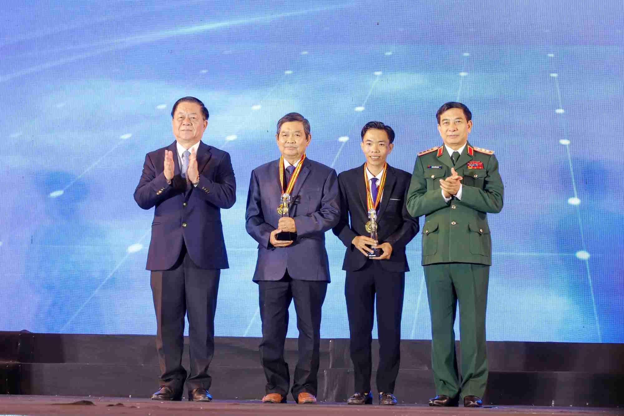 Đại tướng Phan Văn Giang, Ủy viên Bộ Chính trị, Phó Bí thư Quân ủy Trung ương, Bộ trưởng Bộ Quốc phòng và đồng chí Nguyễn Trọng Nghĩa, Bí thư Trung ương Đảng, Trưởng Ban Tuyên giáo Trung ương trao tặng giải Nhất.