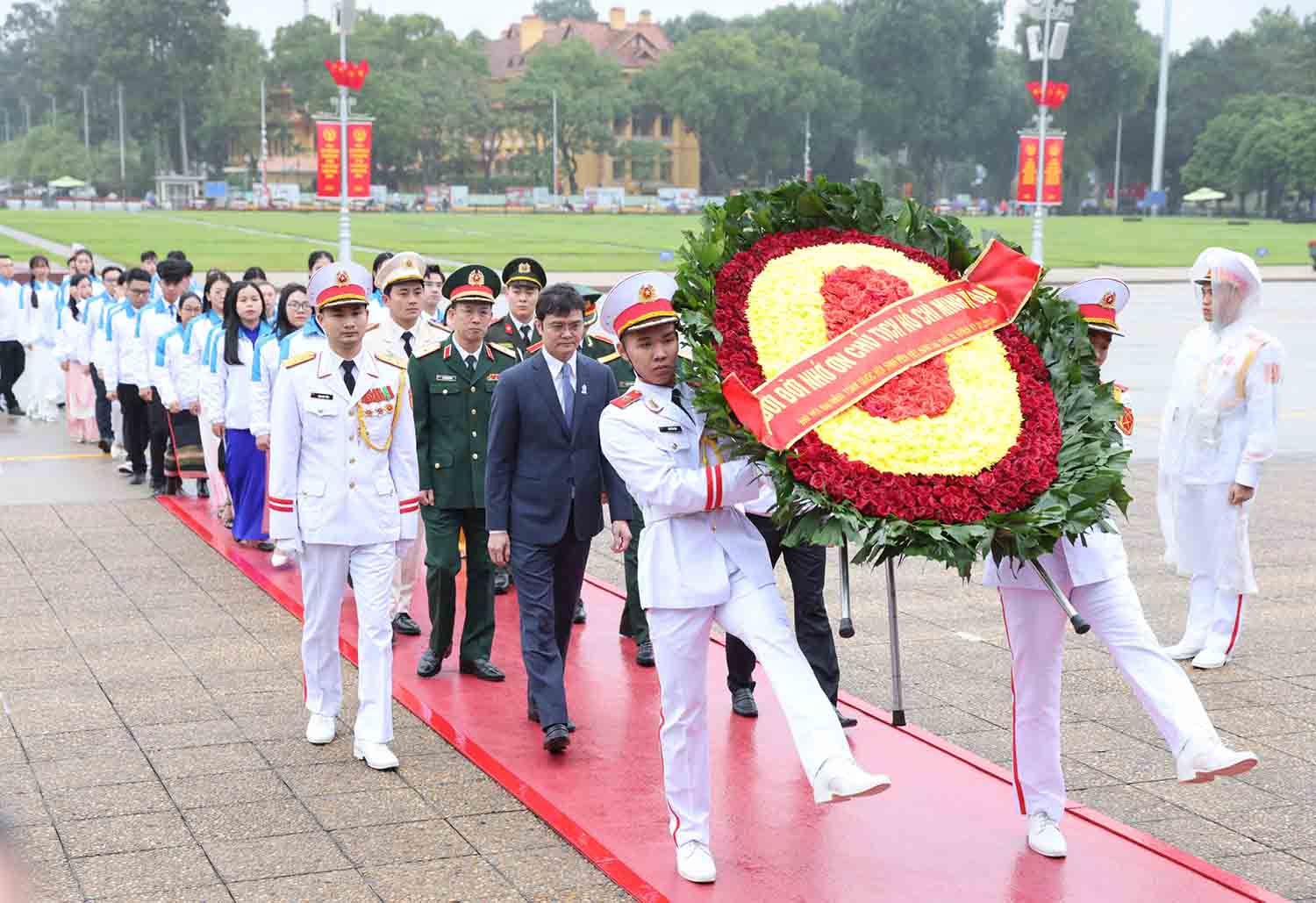 Đoàn đại biểu dự lễ báo công và vào lăng viếng Chủ tịch Hồ Chí Minh. Ảnh: Hải Nguyễn  