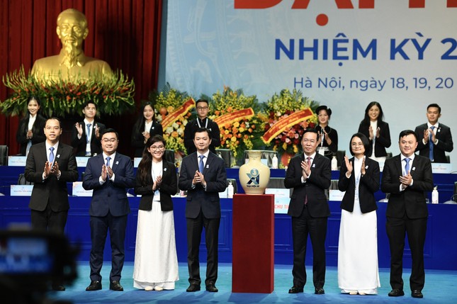 Chủ tịch nước Võ Văn Thưởng tặng quà chúc mừng Đại hội đại biểu toàn quốc Hội Sinh viên Việt Nam. Ảnh: BTC