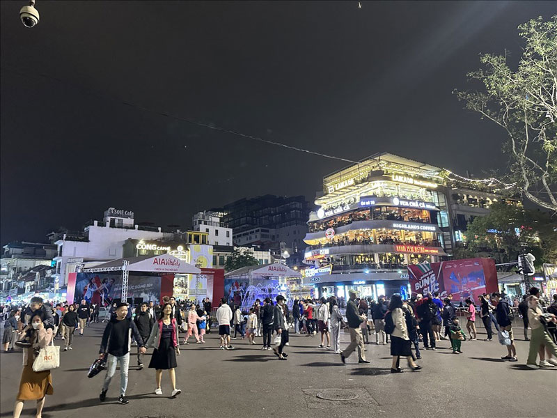 Không gian phố đi bộ hồ Hoàn Kiếm. Ảnh: Hương Lê