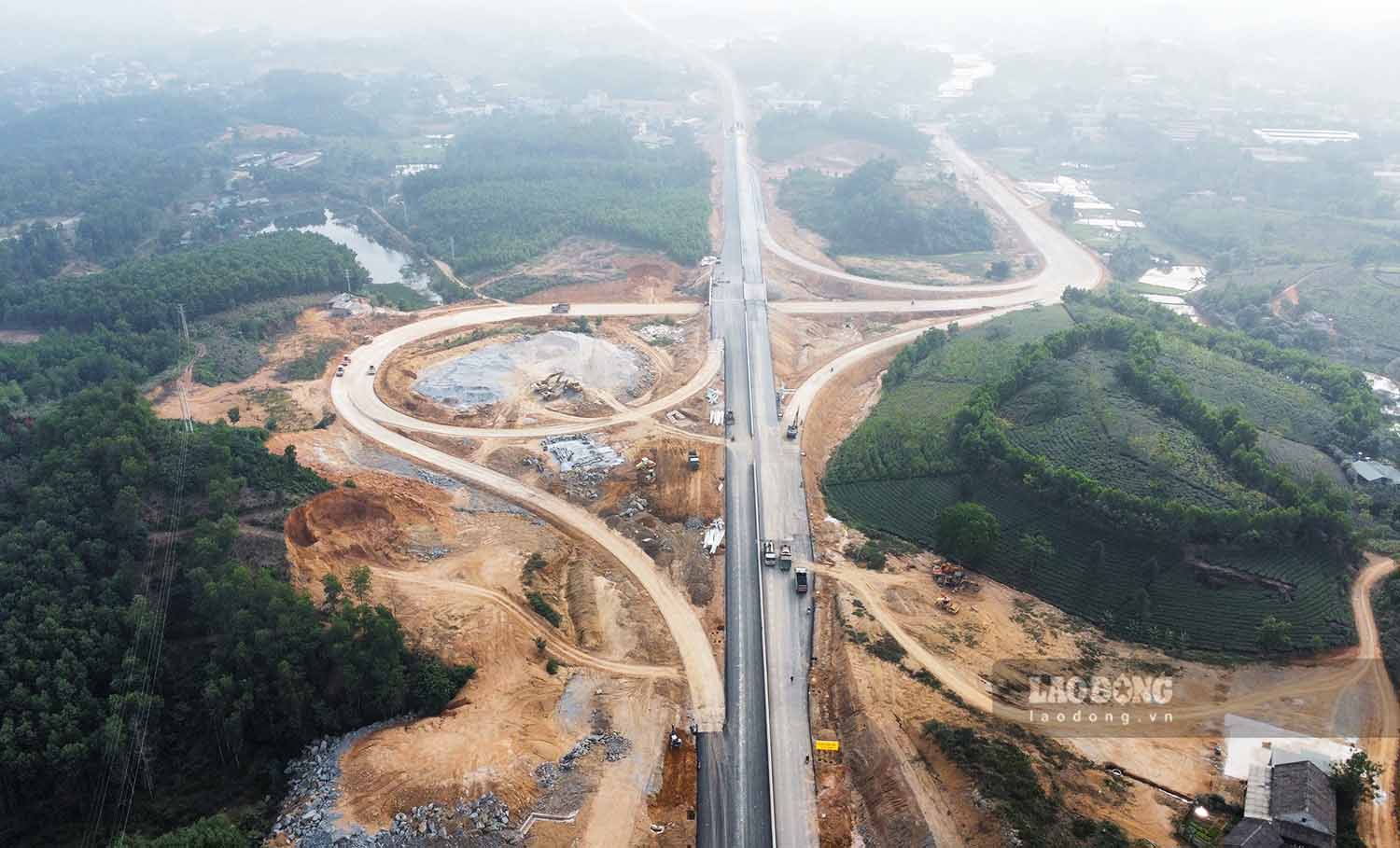 Cao tốc Tuyên Quang - Phú Thọ hiện đang gấp rút hoàn thiện các hạng mục còn lại để kịp khánh thành vào 24.12. Ảnh: Nguyễn Tùng.