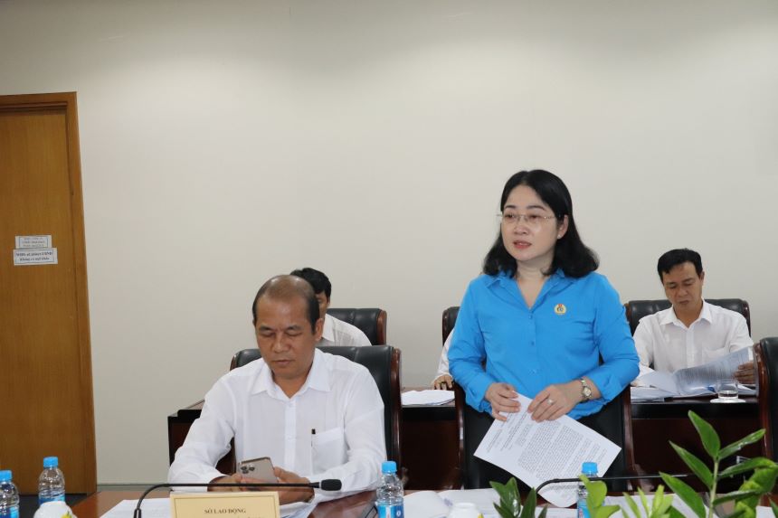 Bà Nguyễn Kim Loan - Chủ tịch Liên đoàn Lao động tỉnh phát biểu tại cuộc họp. Ảnh: Phương Chi