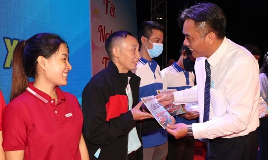 Ông Nguyễn Lộc Hà - Phó Chủ tịch UBND tỉnh Bình Dương - trao vé xe miễn phí cho công nhân về quê ăn Tết năm 2023. Ảnh: Đình Trọng