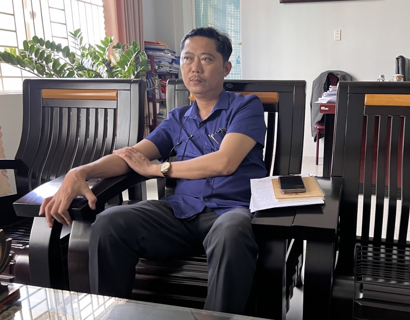 Hiệu trưởng Trường CĐYT Quảng Nam làm việc với phóng viên Lao Động chiều ngày 18.12. Ảnh: Hoàng Bin.